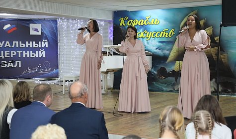 Металлургов чествуют солисты и музыканты